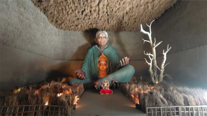 Durga Puja 2025: Kolkata’s 24-foot Saalumarada Thimmakka idol draws crowd with its environmental theme