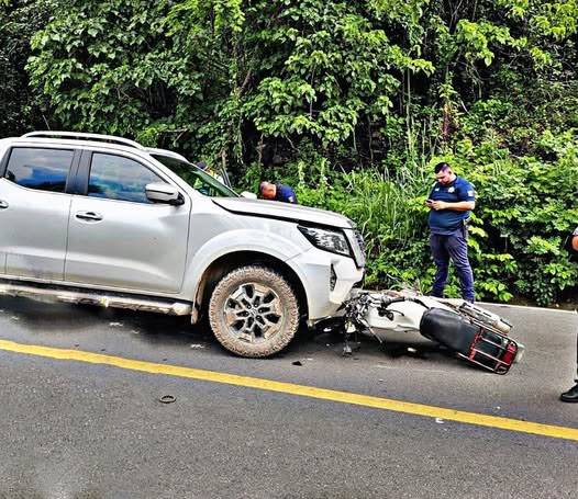 MOTOCICLISTA MUERE AL CHOCAR DE FRENTE CONTRA UNA CAMIONETA