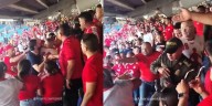 Decenas de hinchas del América que asistieron al Pascual Guerrero se enfrentaron por un futbolista del cuadro Escarlata