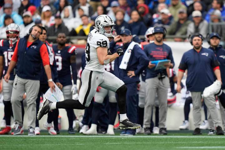 Raiders’ Brock Bowers, Elandon Roberts hope to play on Monday Night Football
