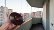 Por qué cada vez más personas están poniendo CD's en los balcones