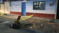 Vecinos tapan con llantas nuevo hundimiento asfáltico en Coatepec