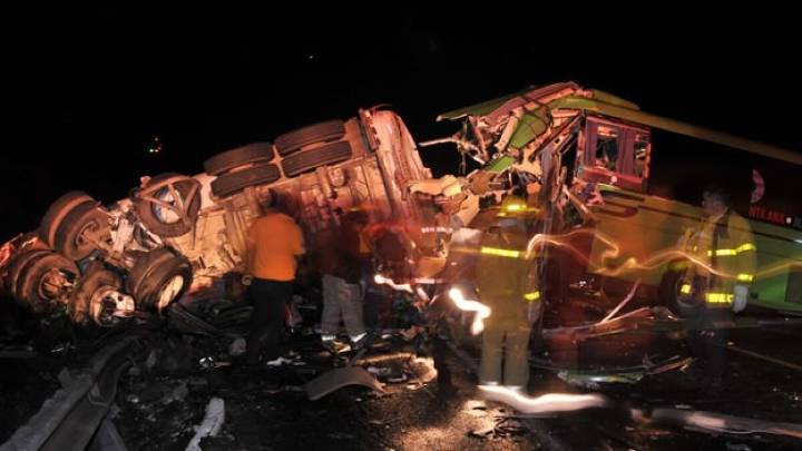 Al menos 8 muertos y 40 heridos tras una colisión entre un autobús y un camión