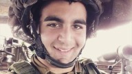 Piden investigar a David Hadar, sargento israelí de la Brigada Golani, que agredió a manifestantes palestinos en Grecia