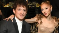 Ethan Slater genera polémica con declaraciones ambiguas sobre Ariana Grande