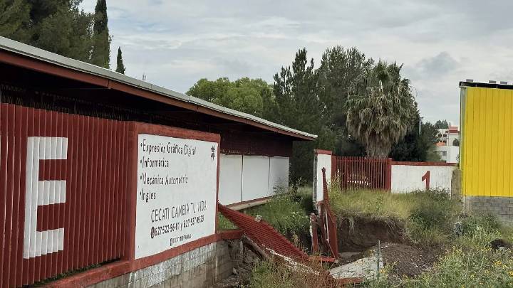 Se derrumba barda del Cecati 189 por lluvias registradas esta madrugada en Parral