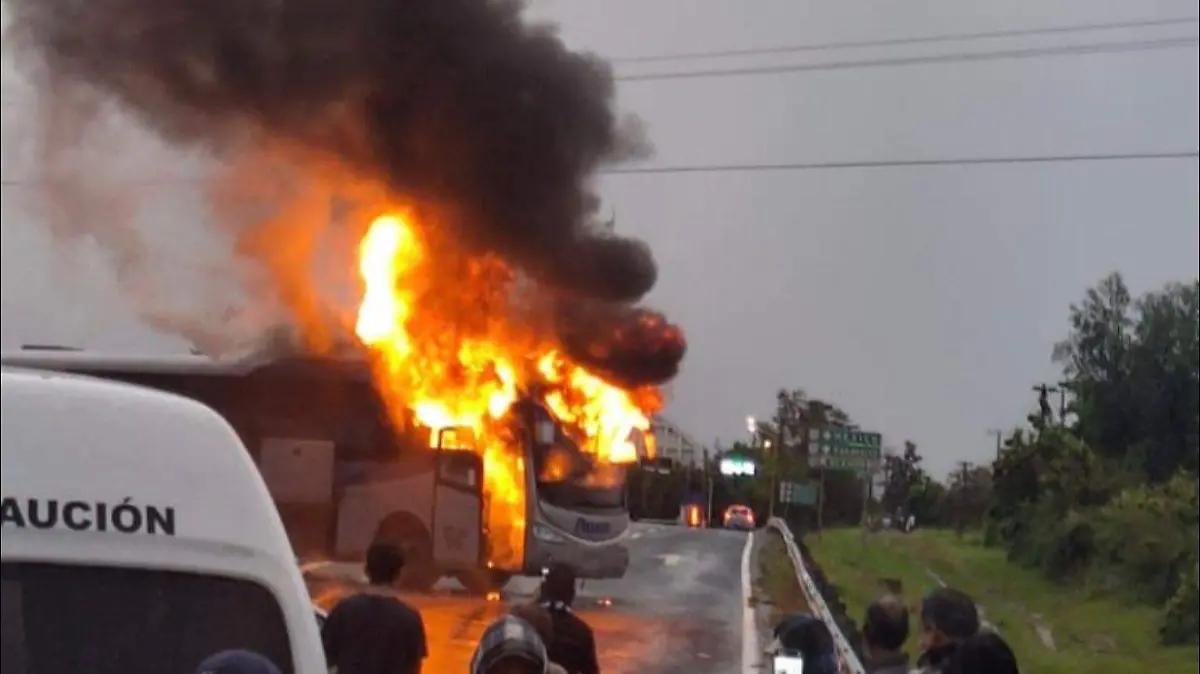 Incendian autobús en la libre Zinapécuaro