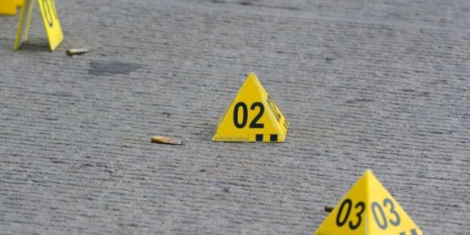 Balean a vendedor de cocos
