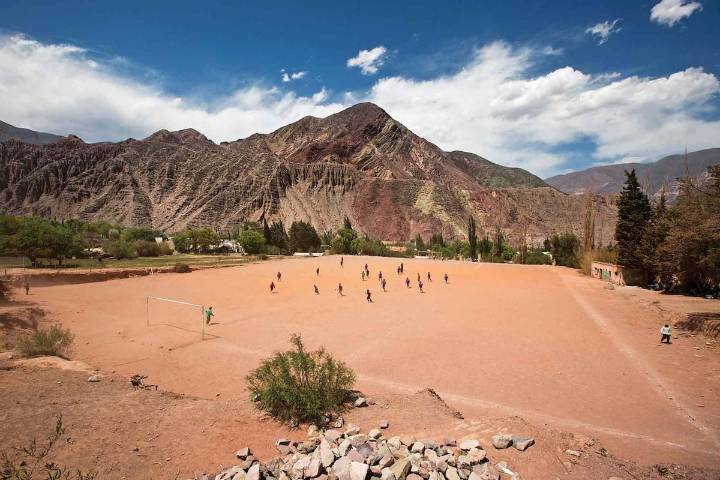 La “cancha más linda del mundo”. Está a 2300 metros de altura y el presidente de la FIFA la lanzó a la fama