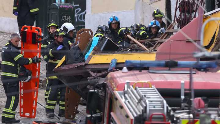 Suben a 17 los fallecidos en accidente de funicular turístico en Portugal