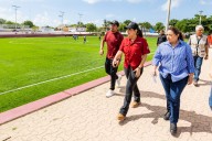 Cumple Estefanía Mercado meta de rehabilitar todos los campos de fútbol en Playa del Carmen con pasto sintético