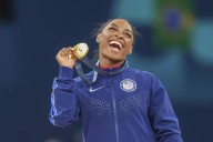 Leyenda de la gimnasia. Simone Biles llega a Buenos Aires: la visita de una estrella del deporte mundial