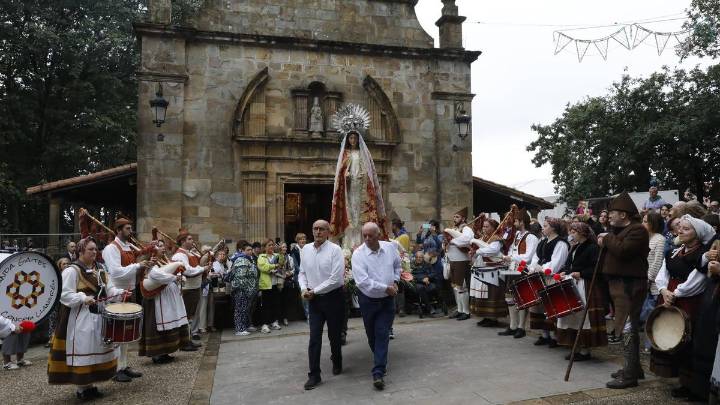 Lío en El Carbayu: el cura y el presidente de la Sociedad de Festejos se enzarzan en el acto de la patrona de Langreo por la "okupación" del santuario