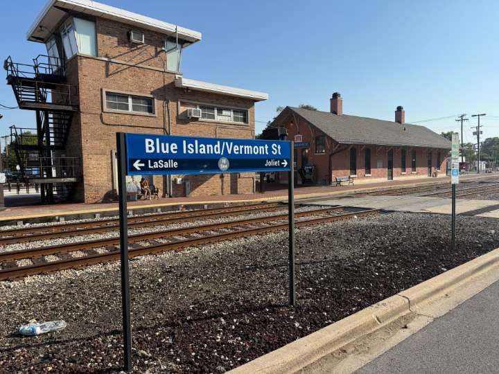 Blue Island police help woman after husband arrested by ICE