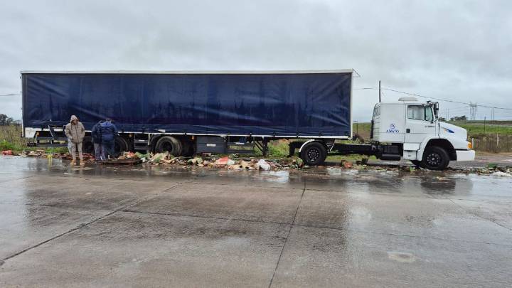 Camión despistó en la Ruta 16 a metros de la Ruta 58: la mercadería quedó volcada
