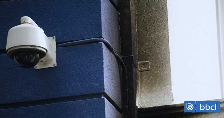 Jóvenes denuncian haber sido espiadas en departamento arrendado en Temuco: hallaron cámara en la pared