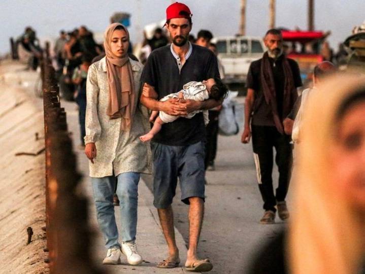 Palestinians flee Gaza City under Israeli bombardment