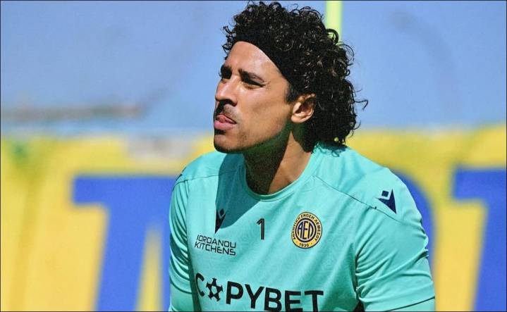 Guillermo Ochoa es humillado al recibir escandalosa goleada en su debut con el AEL Limassol de Chipre