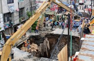 Socavón de 10 metros alarma a vecinos de la colonia Renovación en Iztapalapa y obliga a desalojar