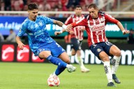 Chivas empata sin goles con Tigres en partido demorado por tormenta eléctrica