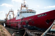 Todo listo para el inicio del desguace de otro pesquero en el varadero de la Base Naval