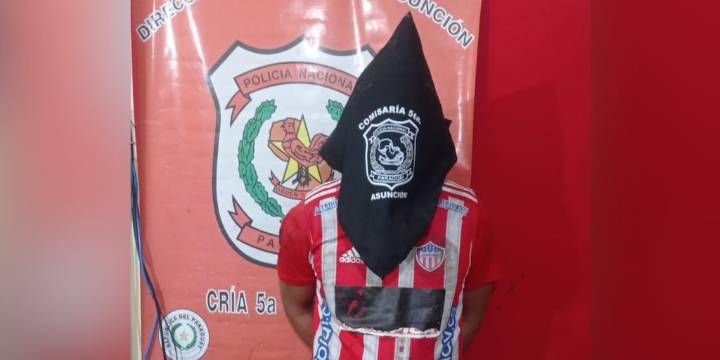En medio de la celebración de cumpleaños su padrastro lo asesinó en Paraguay: el detenido, un colombiano, posó con la camiseta del Junior de Barranquilla