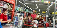 Trabajaban en un supermercado de La Plata,  daban su propio alias al momento de cobrar y se robaron $7 millones
