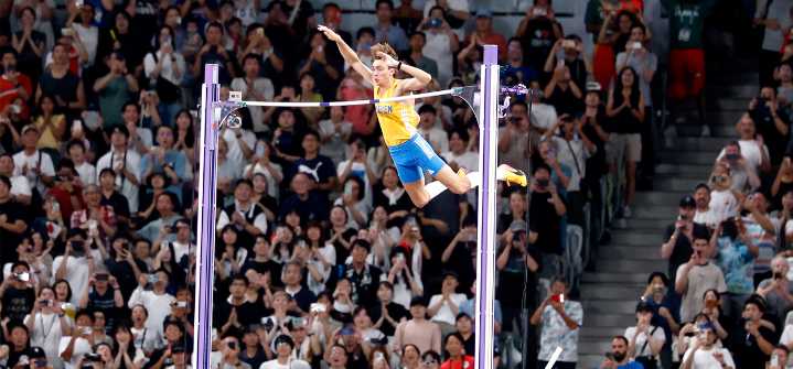Armand Duplantis conquista su tercer mundial en Tokio