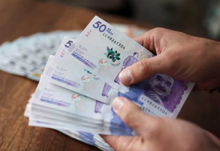 TRM cae y dólar abre la semana por debajo de $3.907: ¿qué significa para tu bolsillo?