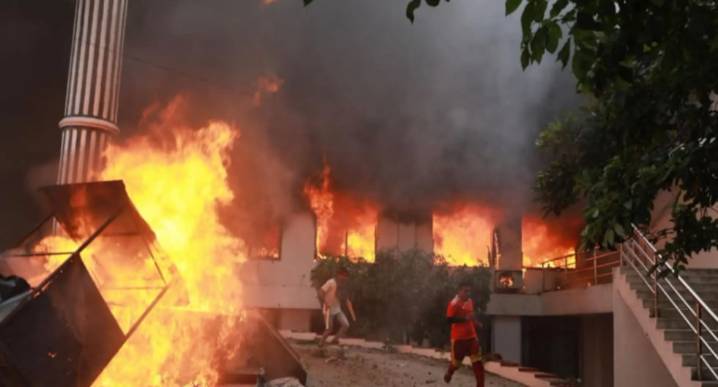 Manifestantes incendian el Parlamento de Nepal en medio de crisis política