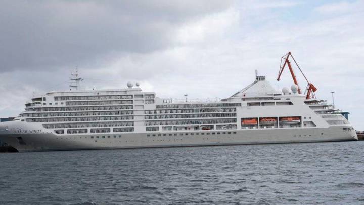 El crucero "Silver Spirit" visita Gijón con más de seiscientos pasajeros