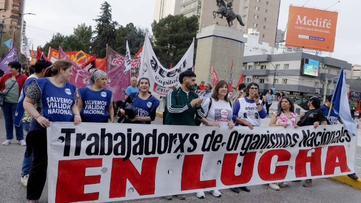 Gremios de organismos estatales y jubilados marcharon por el centro de Neuquén en contra de los vetos de Milei