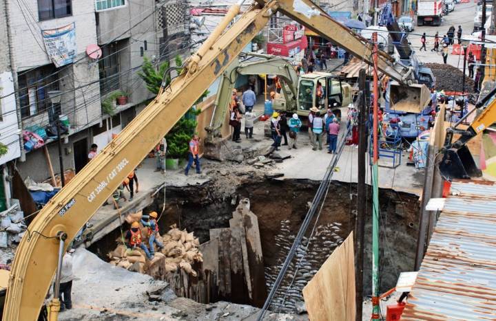 Socavón de 10 metros alarma a vecinos de la colonia Renovación en Iztapalapa y obliga a desalojar