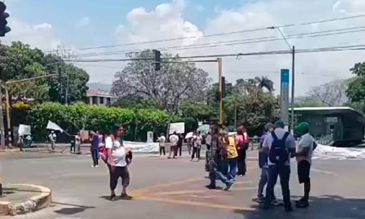Bloqueo en Meléndez por falta de agua afecta movilidad