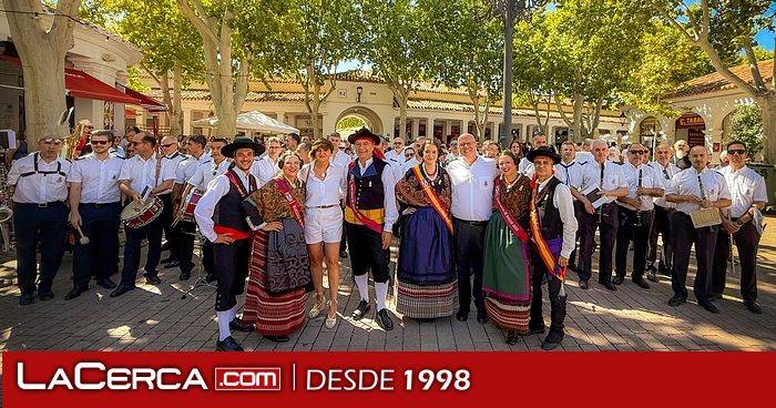 La Banda Sinfónica Municipal anima a muchas parejas a salir a bailar junto a la Capilla de la Virgen, gracias a la ‘Fiesta del pasodoble’