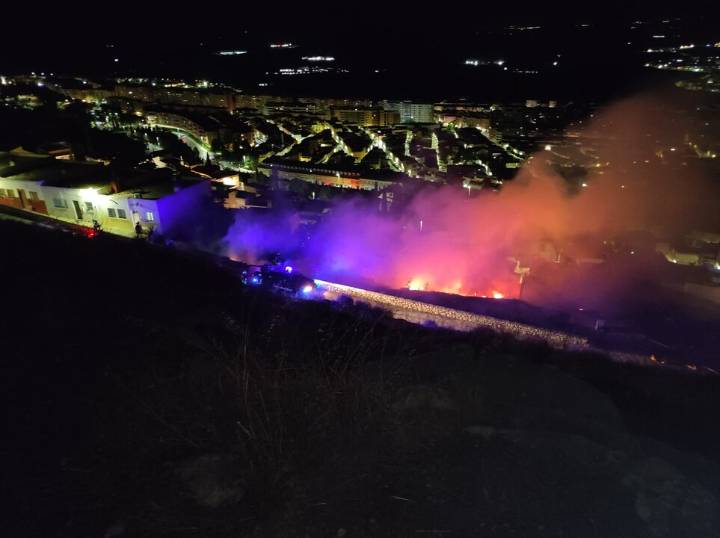Controlado un incendio en la falda del Castillo de Santa Catalina que movilizó a Infoca y Bomberos