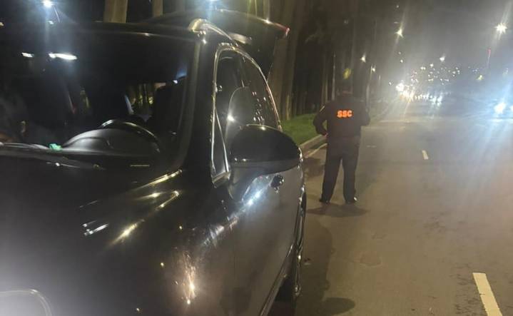 David Faitelson sufre accidente vial en Iztapalapa provocado por bache; exige reparación de daños a Clara Brugada