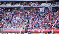 ¿Hasta cuándo parará la violencia? Denuncian a la afición de Chivas por golpear a seguidor de Cruz Azul en el Akron