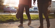 No son 10.000: cuántos pasos por día recomienda el estudio más completo hecho hasta el momento sobre el tema