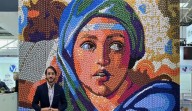 Venezolano Óscar Olivares deja huellas en Múnich con un mural de 8.000 tapas de botellas