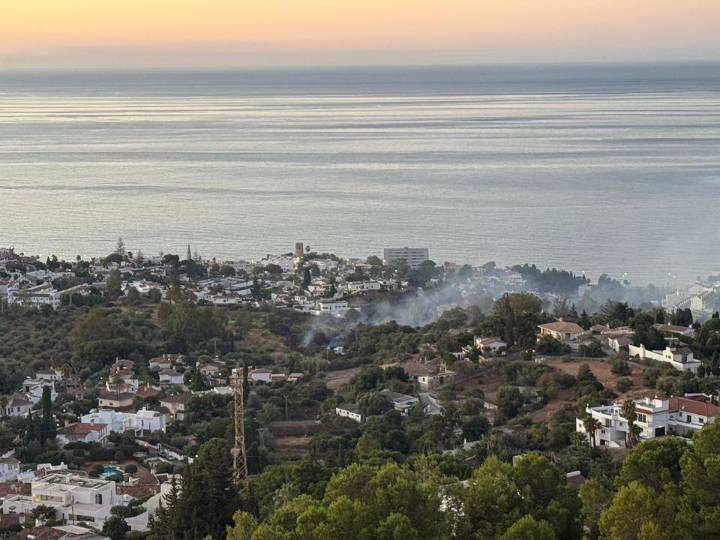 Estabilizado incendio declarado en Benalmádena, a la altura de la Carretera del Sol