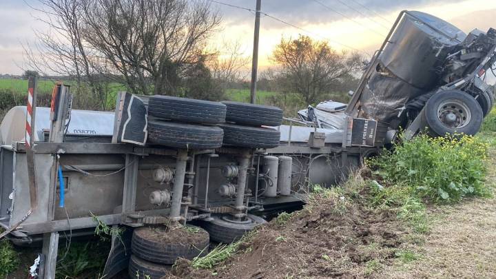 Accidente en la Ruta 11, cerca de Circunvalación Oeste: un camión cayó a la cuneta