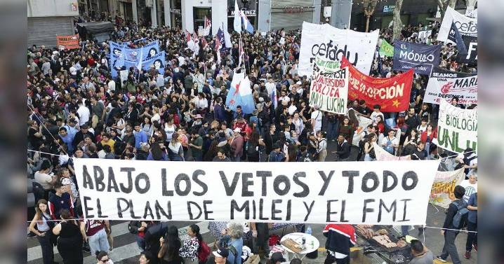 Médicos, jubilados y estudiantes marchan en Argentina contra Milei mientras el Congreso bloquea sus vetos