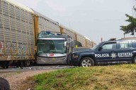 “Llevaba la música muy alta”, Fiscalía de Edomex acusa a chofer de autobús por choque con tren en Atlacomulco que dejó 10 muertos