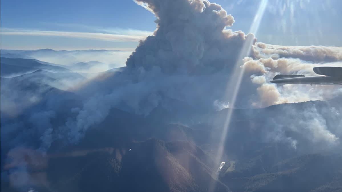 Rogue River wildfire explodes, new evacuation orders…