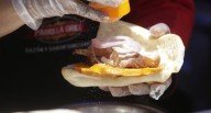 Chicarrón de oro para Ibai por Ximena Vega | Claridad | pan con chicharrón | Ibai  