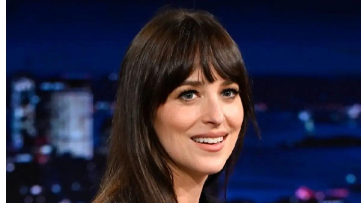 'She Looks Uncomfortable': 'Fifty Shades of Grey' Fans Cover Their Eyes as Dakota Johnson Pushes Limit In See