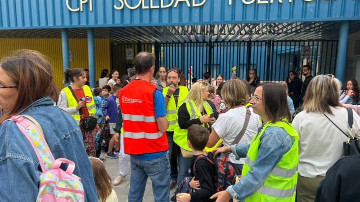Protesta en el colegio Soledad Puértolas de Zaragoza en el primer día de clase: "Seguimos sin saber nada del edificio de Secundaria"