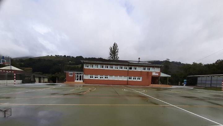 Denuncian "deficiencias" en el colegio Doctor Madrazo: "La ventana por la que entraron a robar el curso pasado sigue sin arreglarse y sus persianas rotas"