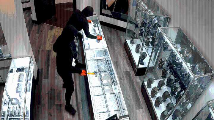 Police look for thieves accused of stealing expensive jewelry in Manchester